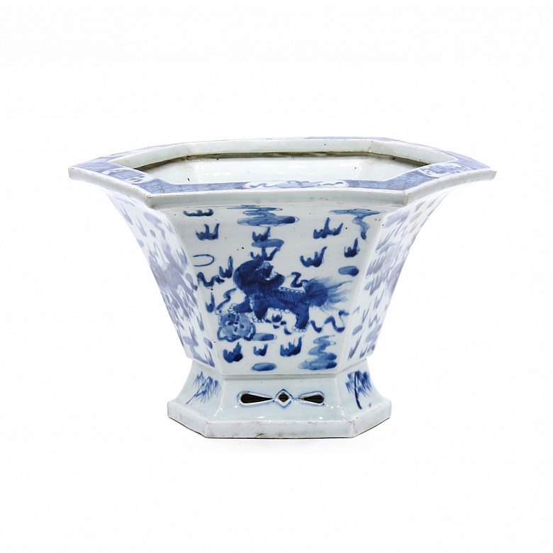 Chinese porcelain pot, 20th century