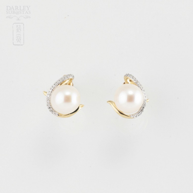 Earrings in 18k yellow gold and diamonds and pearls. - 4