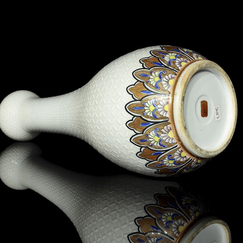 Japanese porcelain glazed vase. 20th Century