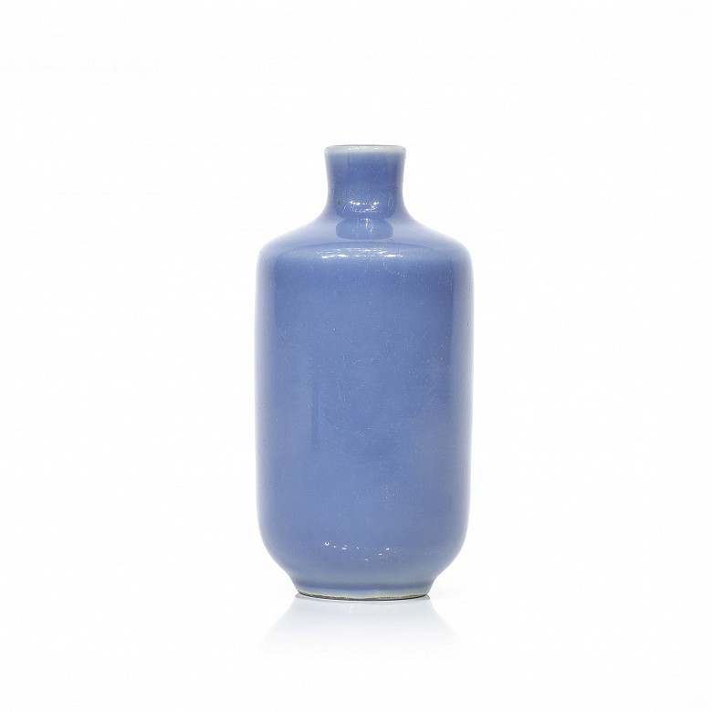 Pequeño jarrón monocromático vidriado en azul, con marca Qianlong