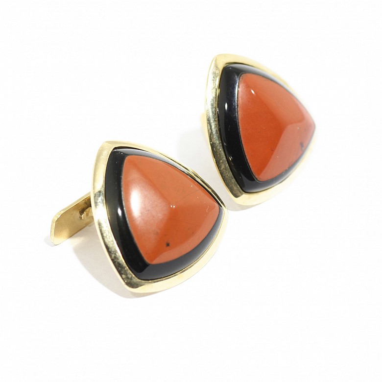 Cufflinks in 18k yellow gold with onyx and delta jasp