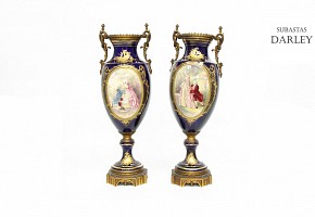 Pareja de jarrones de porcelana y bronce, Sévres, s.XIX.
