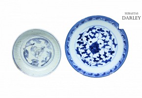 Dos platos de porcelana azul y blanco, S.XIX