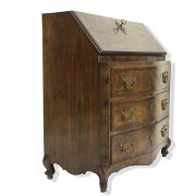 Cómoda-escritorio en madera chapeada en nogal, S.XVIII