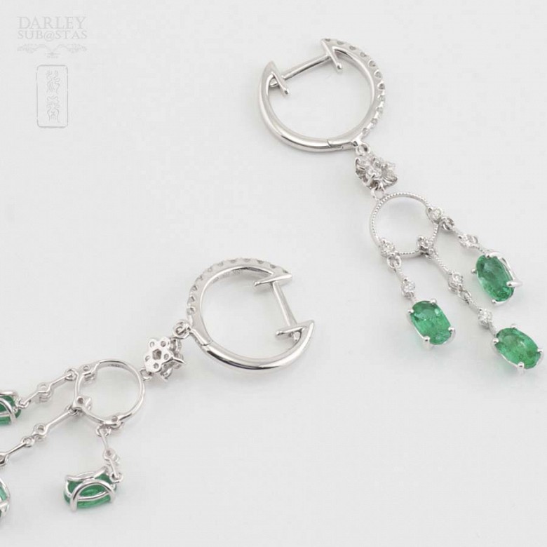 Earrings in 18k white gold, emeralds and diamonds - 3