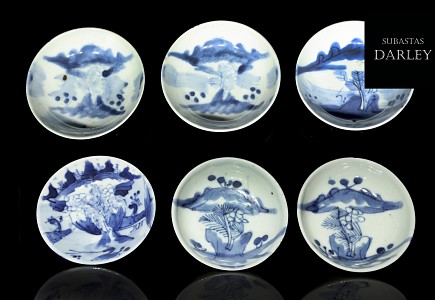 Pequeños platos de porcelana, azul y blanco, dinastia Qing