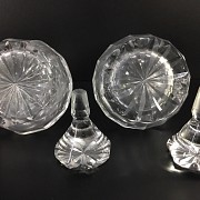 Carved glass cruet and oil pan with silver support. - 4