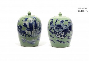 A pair of Chinese jars, 20th century.