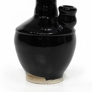 Jarra de cerámica con vidriado negro, estilo Song.