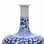 Jarrón de porcelana con forma de botella, s.XX