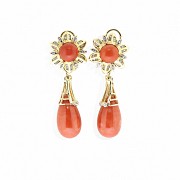 Earrings in 18k yellow gold with coral and diamonds
