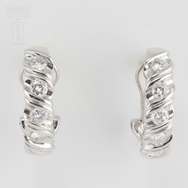 Pair of earrings in 18k white gold and 10 diamonds.