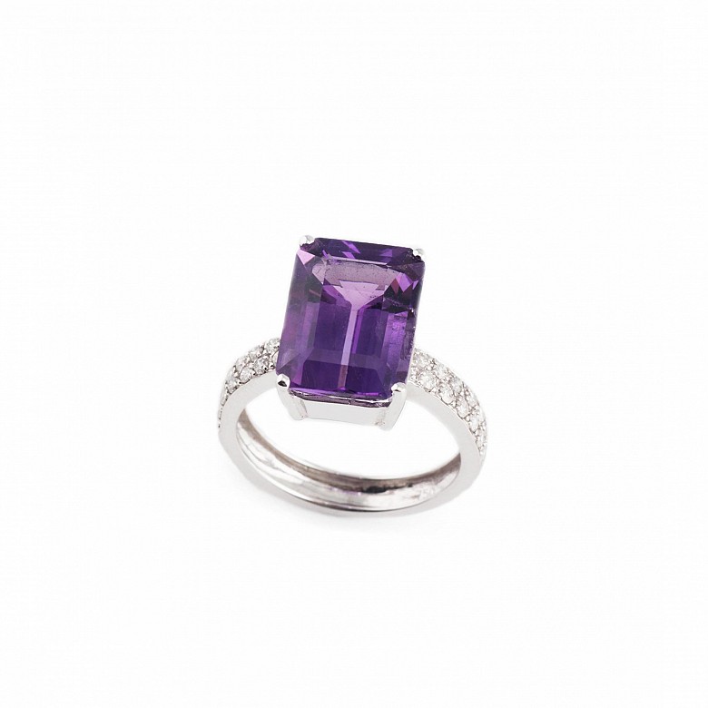 6.93ct amethyst ring and diamonds in 18k white gold.