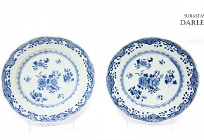 Pair of porcelain plates, 18th century