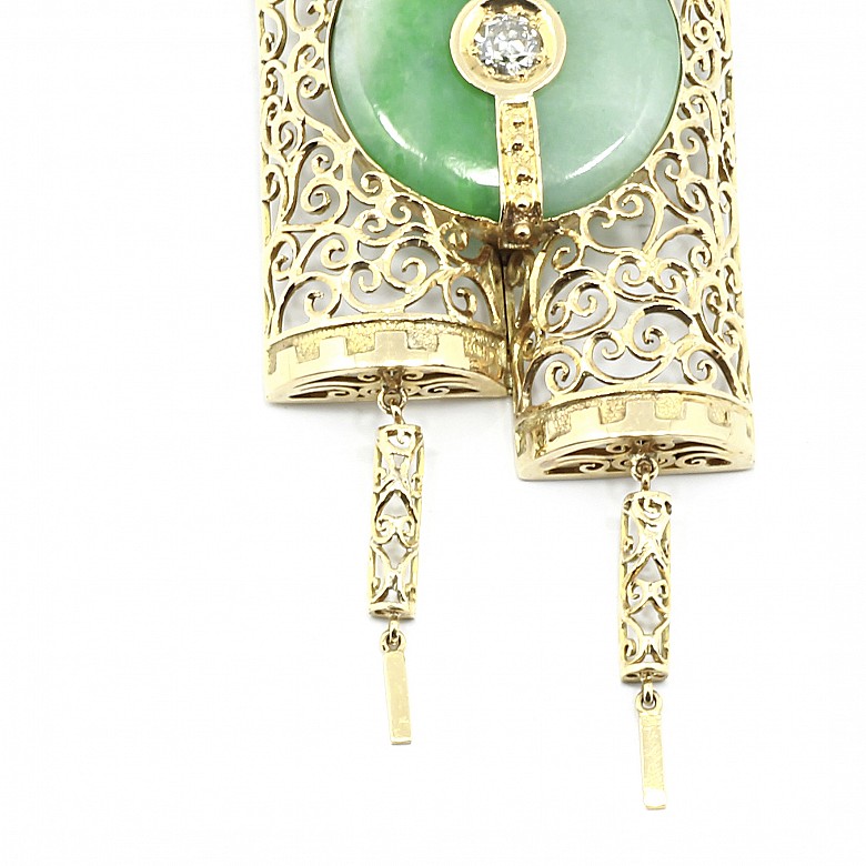 Pendant with a jade disc in 18k yellow gold
