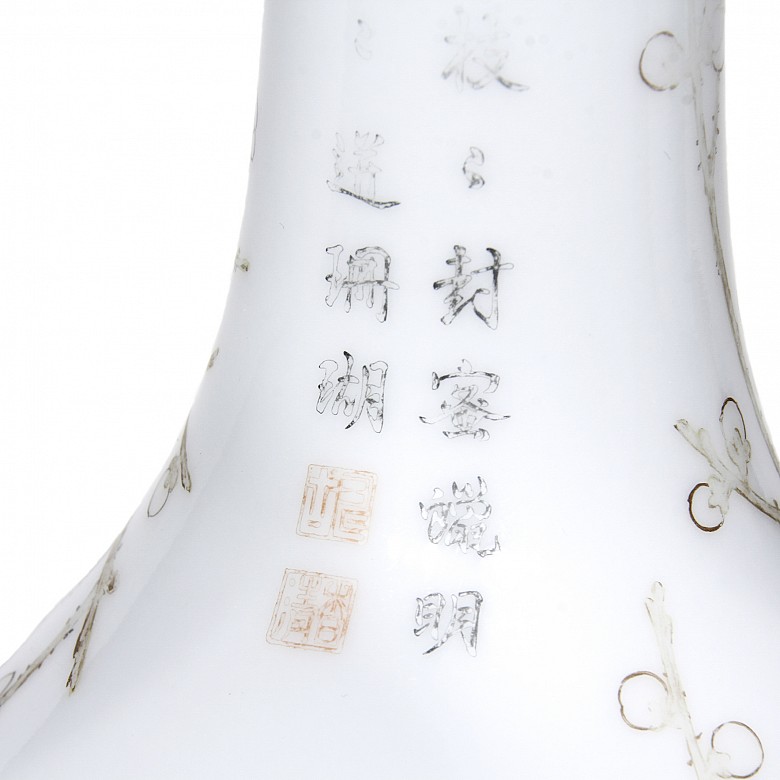 A Falangcai porcelain vase with nature and birds, Qianlong (1736 - 1795).