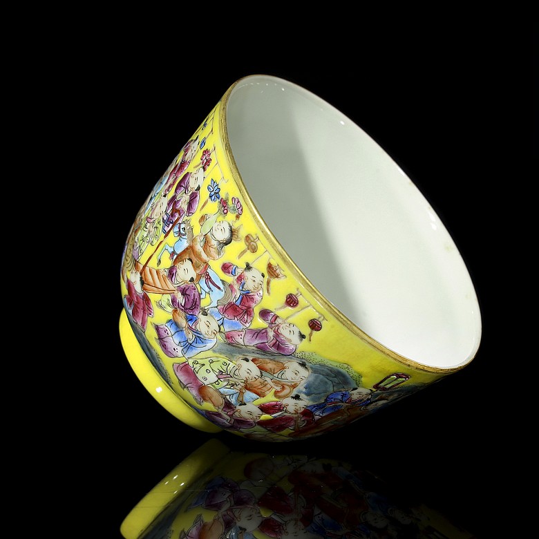 Cuenco de porcelana esmaltada, con marca Tongzhi