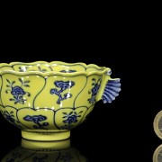 Una especial y rara taza de porcelana azul y blanca con fondo amarillo, con marca Yongzheng