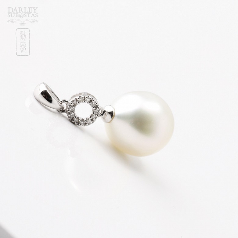 Australian pearl pendant in 18k white gold and diamonds - 1