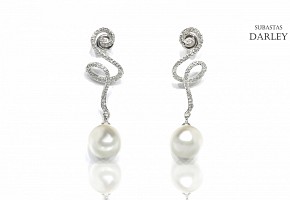 Long earrings in 18k white gold, diamonds and white pearls