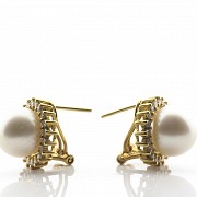 Pearl earrings in 18k yellow gold and diamonds