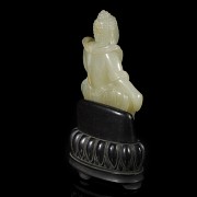 Buda sentado de jade sobre peana, dinastía Qing