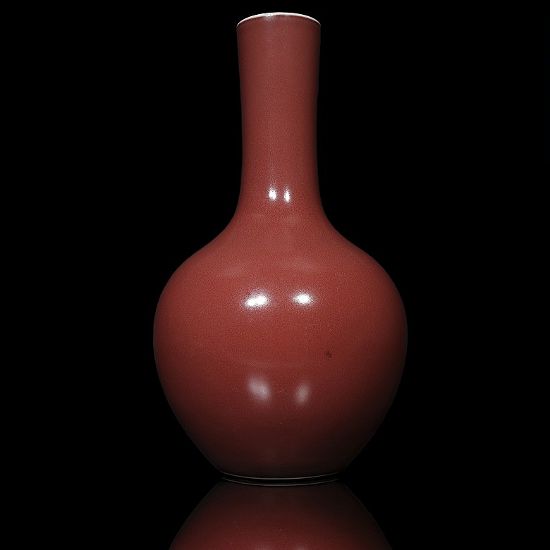 A tianqiuping red-enameled vase, Qing dynasty