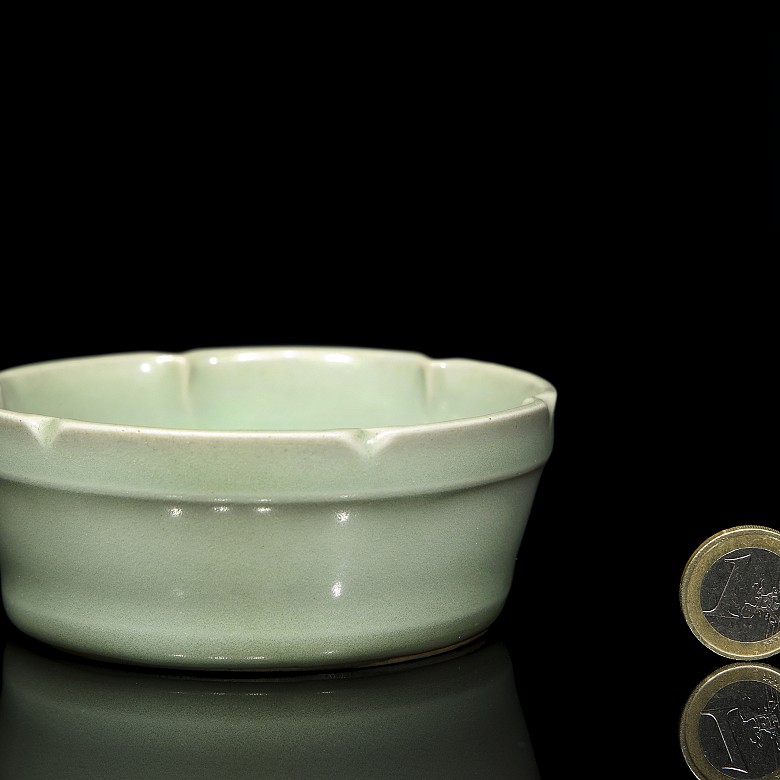 Cuenco de cerámica vidriada celadón Longquan, dinastía Song o posterior