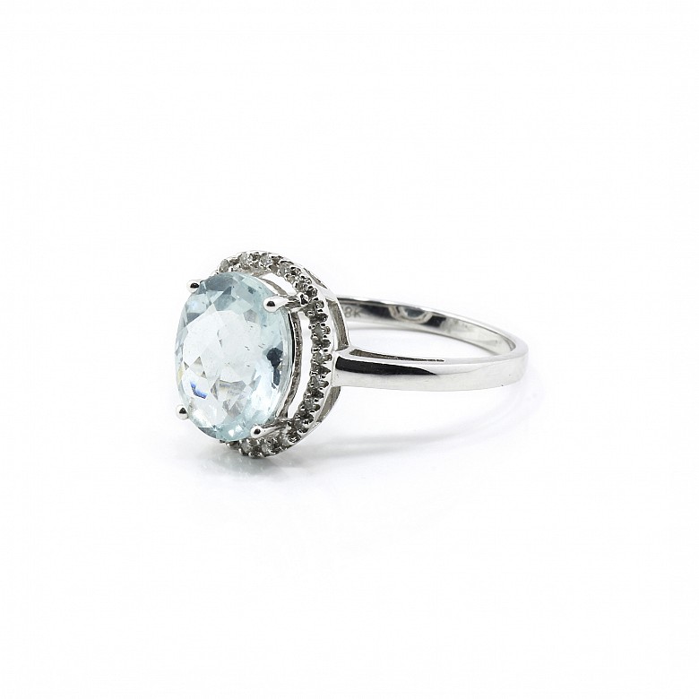 18k white gold ring with aquamarine and diamonds.