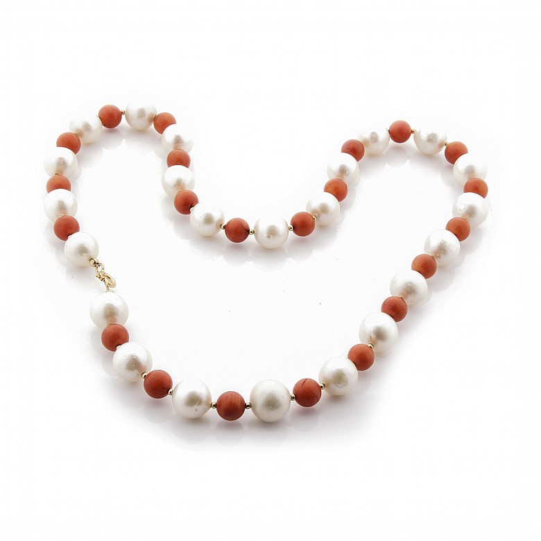 Elegant pearl, coral and 18k gold necklace.