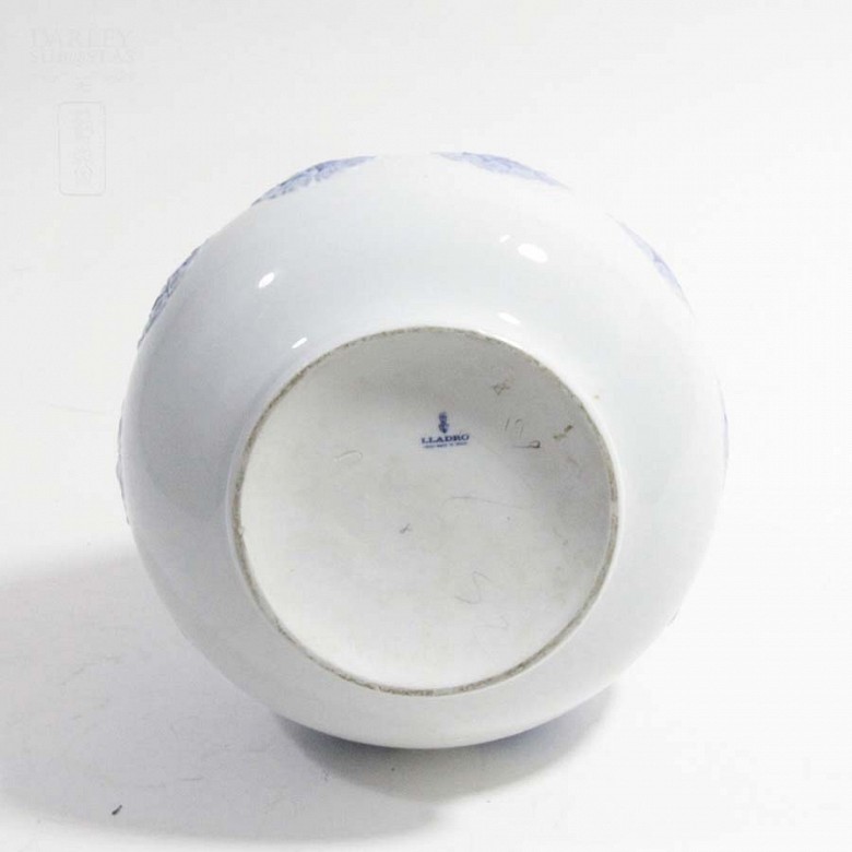 Blue and white porcelain vase, LLADRÓ