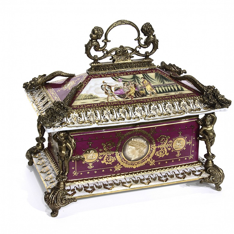 Porcelain box from Vienna, Austria, ca.1900 - 1
