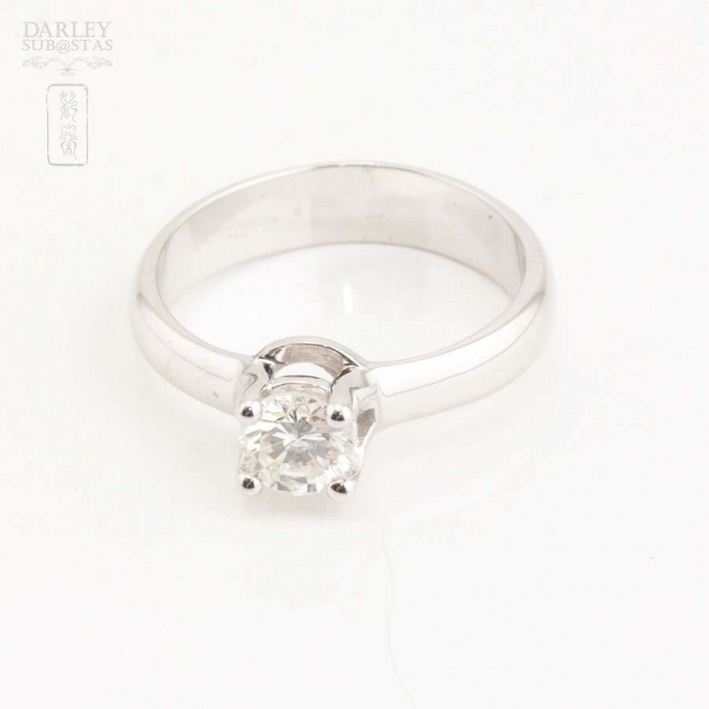 18k white gold solitaire with central diamond