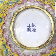 Cuenco de porcelana, fondo amarillo, dinastía Qing.