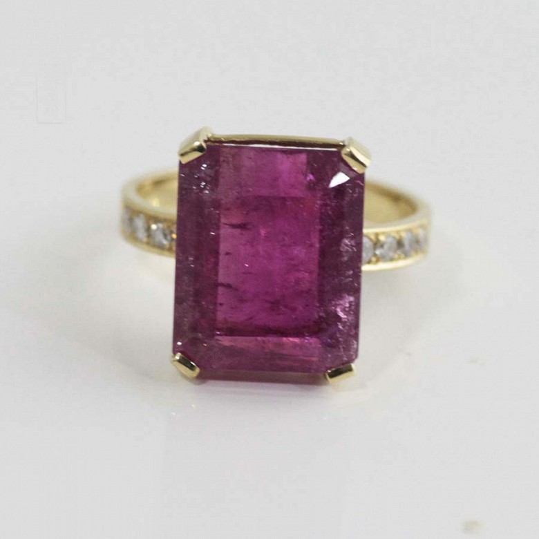 Ring in 18k yellow gold tourmaline with diamonds.