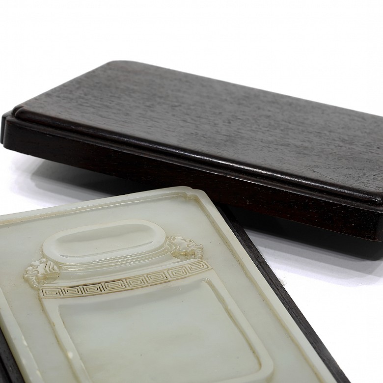 Carved jade painting palette, with box, Qing dynasty.