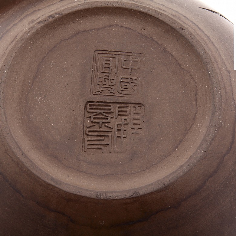 Tetera de barro, China, con sello de Gu Jinzhou.
