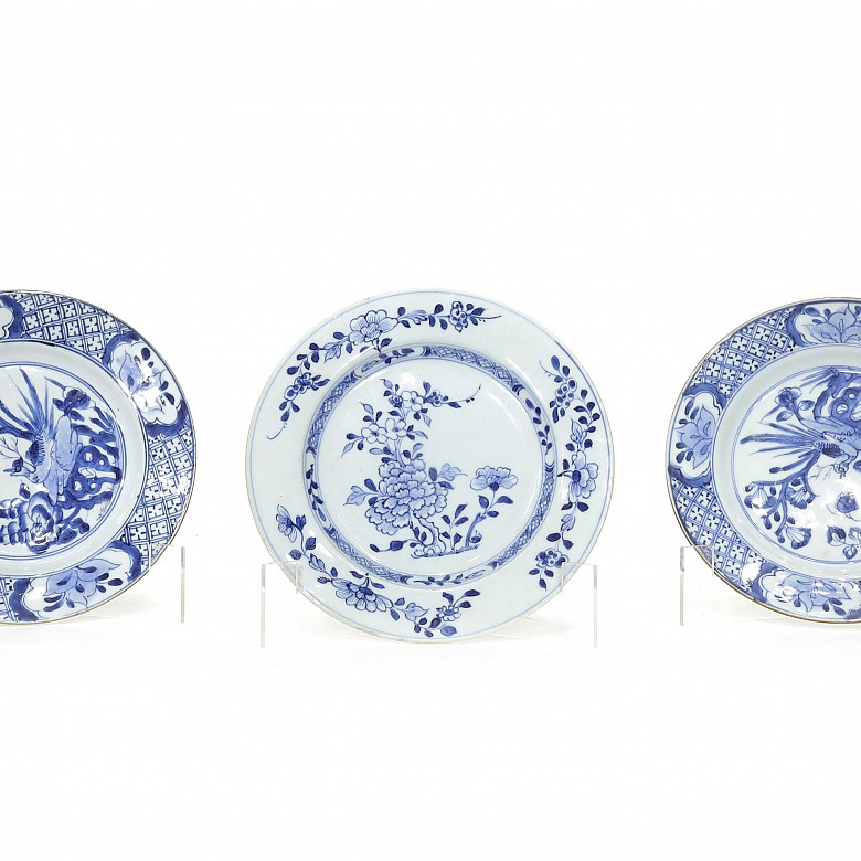 Lot of three Chinese porcelain dishes, 20th Century