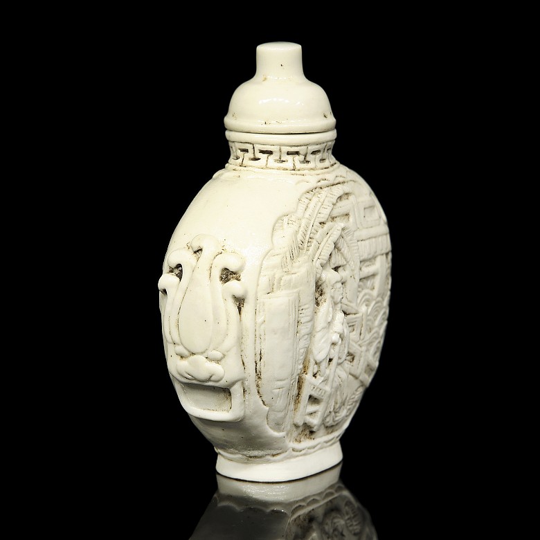 Porcelain snuff bottle - 1