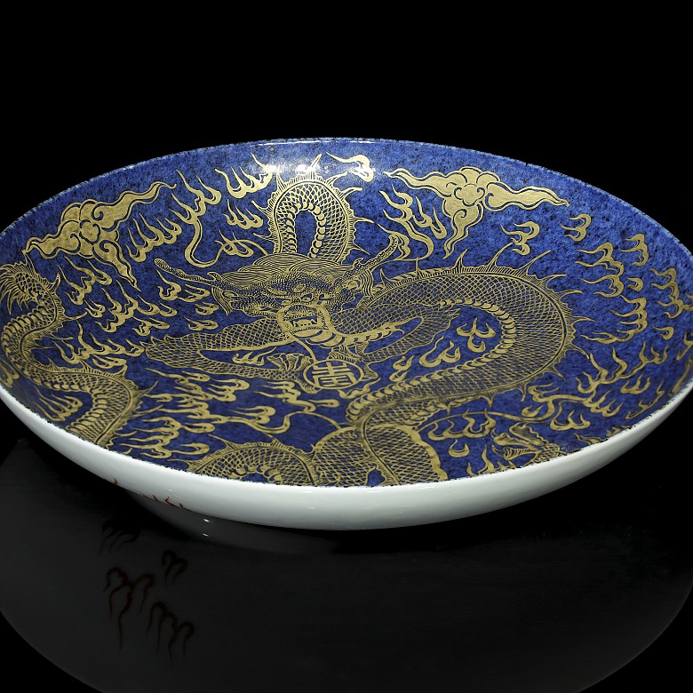 Plato de porcelana con fondo azul, S.XX