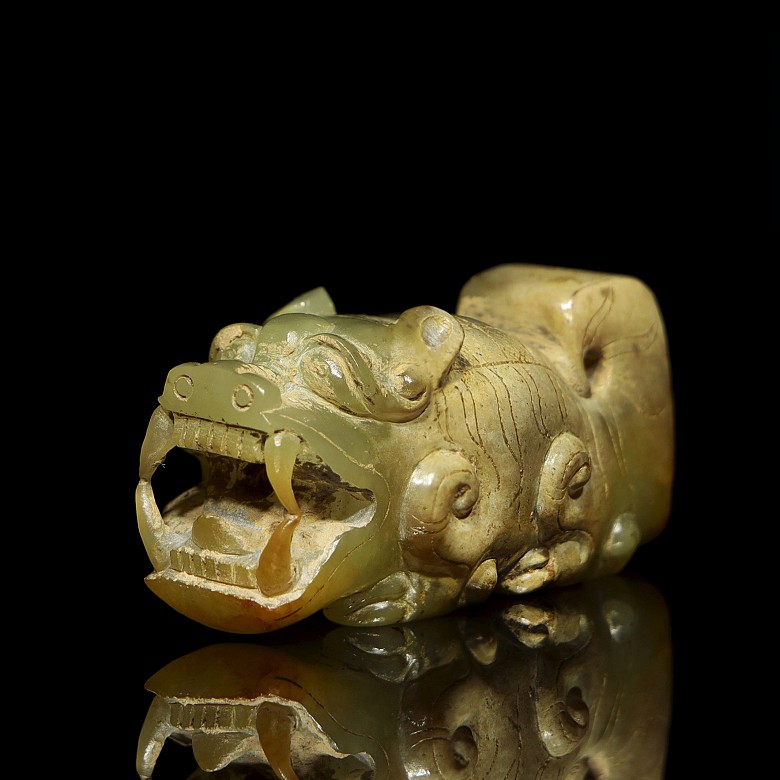 Mythical carved jade beast, Eastern Zhou Dynasty