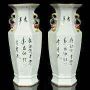 Dos jarrones hexagonales con músicos, dinastía Qing