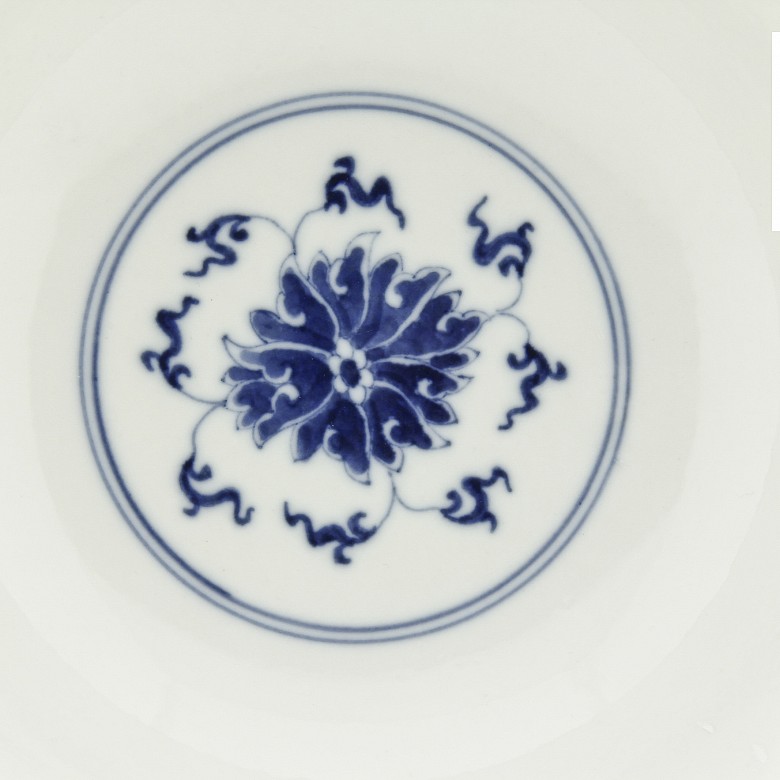 Bowl of peonies in blue and white porcelain, 20th century