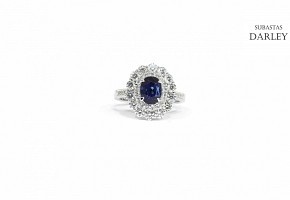 Sapphire ring with an oval cut of 2.37ct and a double border of diamonds.