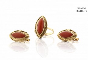 Set of coral earrings and ring on 18k yellow gold setting.