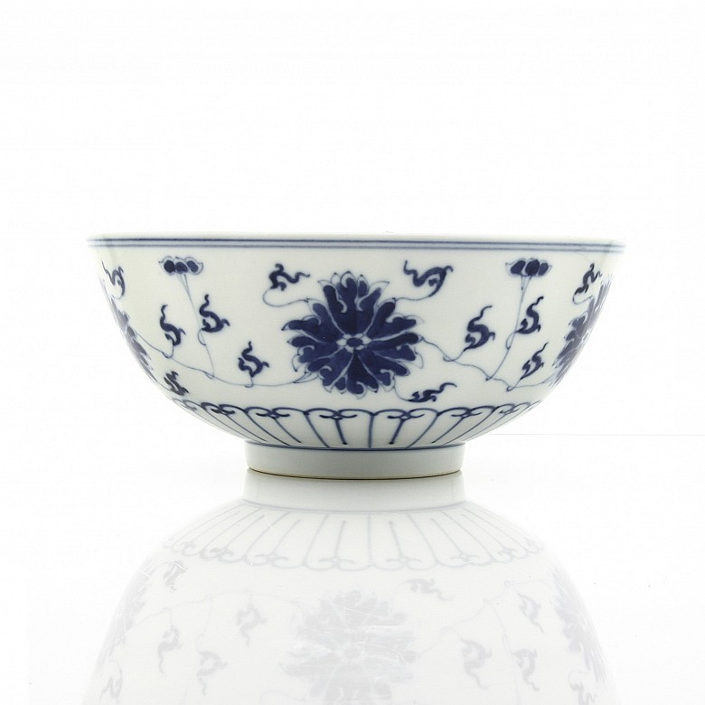 Bol de porcelana, azul y blanco, con peonías, sello Guangxu en la base.