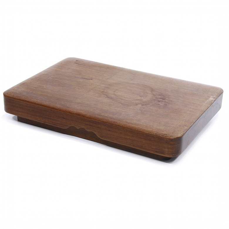 Caja de madera con piedra de pintar.