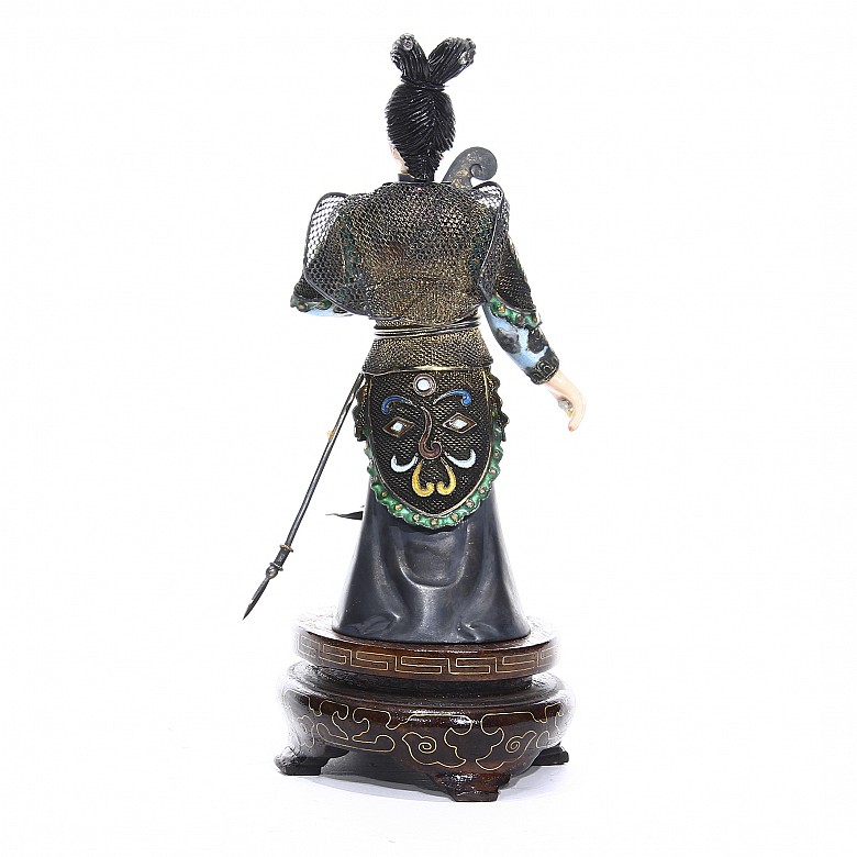 Escultura de guerrera china en plata y esmaltes.