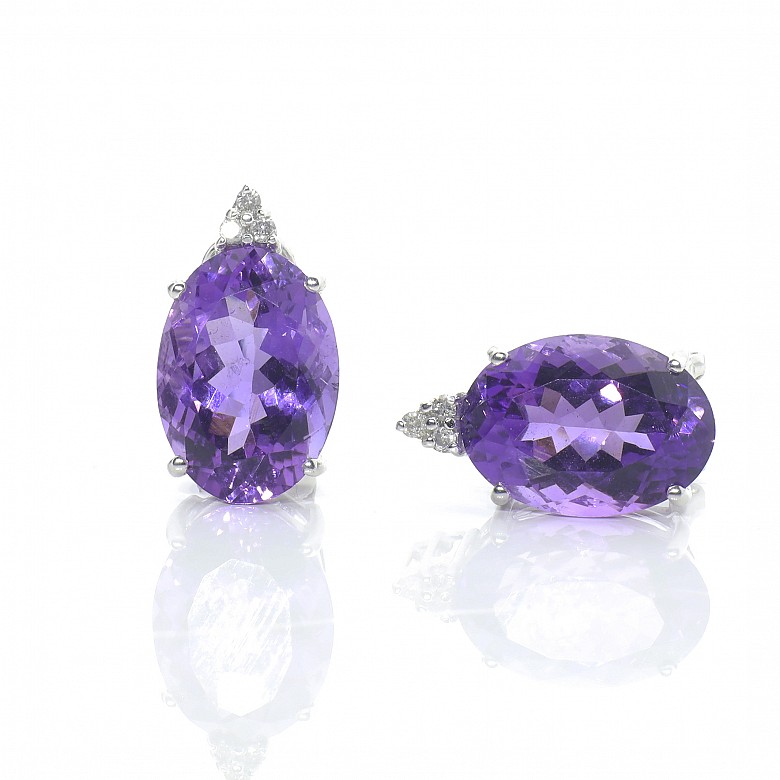 Earrings in 18k white gold with amethysts and diamonds