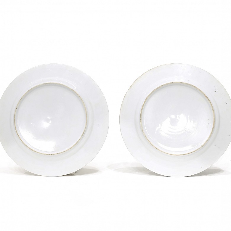 Pair of glazed porcelain plates, s.XX